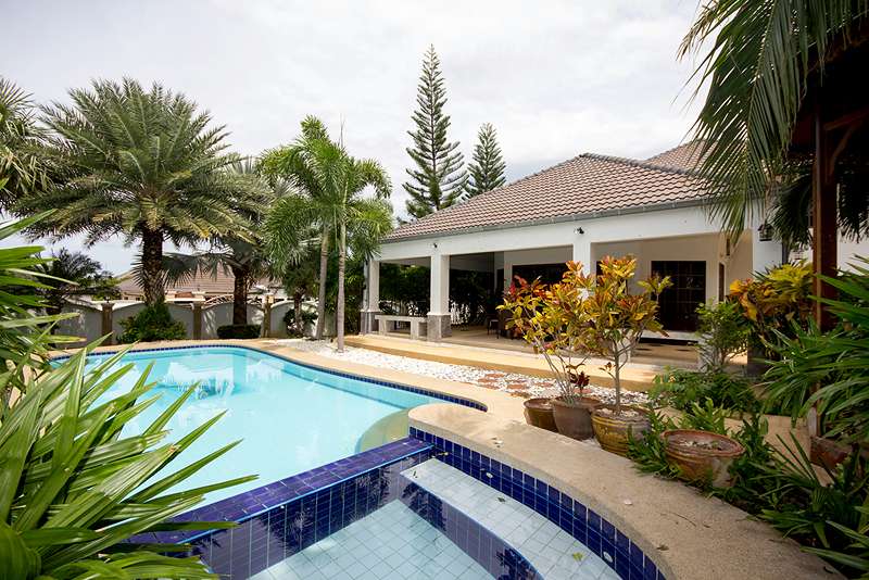 Luxury Pool House With Large Plot Of Land Villa For Rent